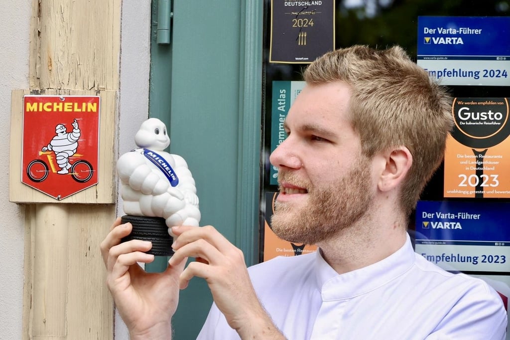 Ausgezeichnet: Speiseberg-Koch Christoph Baumgartner mit dem Michelin-Männchen