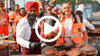Buphinder Singh, oder besser bekannt als Singh Laly, vom "Das Elb" in Magdeburg grillt mit Tilo Schröter, Chef der Firma Kafril, die die Ringbaustelle am Damaschkeplatz abgerissen hat, auf der Baustelle.