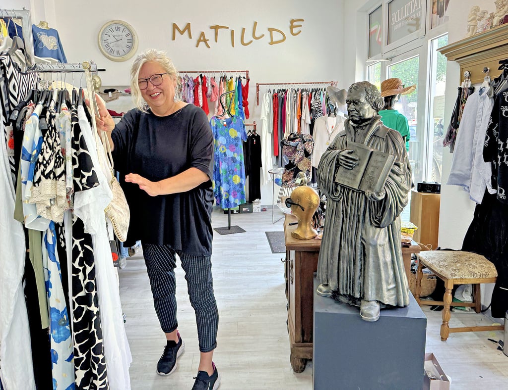 Martina Winzer in ihrer Modeboutique in Möckern. Die Luther-Figur ist eine Erinnerung an die Boutique in Wittenberg.