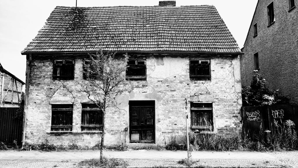 Das Prinzip "Rückgabe vor Entschädigung" sorgt in der DDR für viel Unmut. Aber auch dafür, dass manche Eigentumsfrage über Jahrzehnte unbeantwortet bleibt.