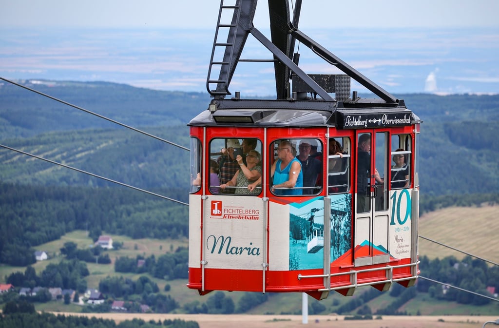 Auch im Sommer ein beliebtes Ausflugsziel: Die historische Schwebebahn am Fichtelberg (Archivbild)