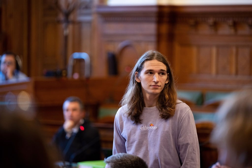 Das Stadtgericht Budapest hat den Antrag von Maja T.auf Haftentlassung abgelehnt. Die deutsche non-binäre Person Maja T. beanstandet mangelhafte Haftbedingungen, verlangt die Rücküberstellung nach Deutschland und befindet sich seit zwei Wochen im Hungerstreik. Maja T. ist wegen Mitwirkung an Körperverletzungen im Zuge von Protesten gegen Rechtsextreme im Februar 2023 in Budapest angeklagt.