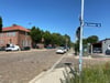 Der Platz vor den Schulen an der Cracauer Straße in Magdeburg soll umgestaltet gehen. 