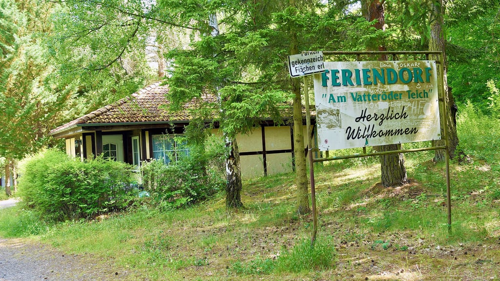Das Feriendorf am Vatteröder Teich umfasst rund 30 Ferienhäuser und weitere Gebäude.