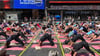 Trotz Hitzewelle versammeln sich Hunderte für Yoga auf dem Times Square.