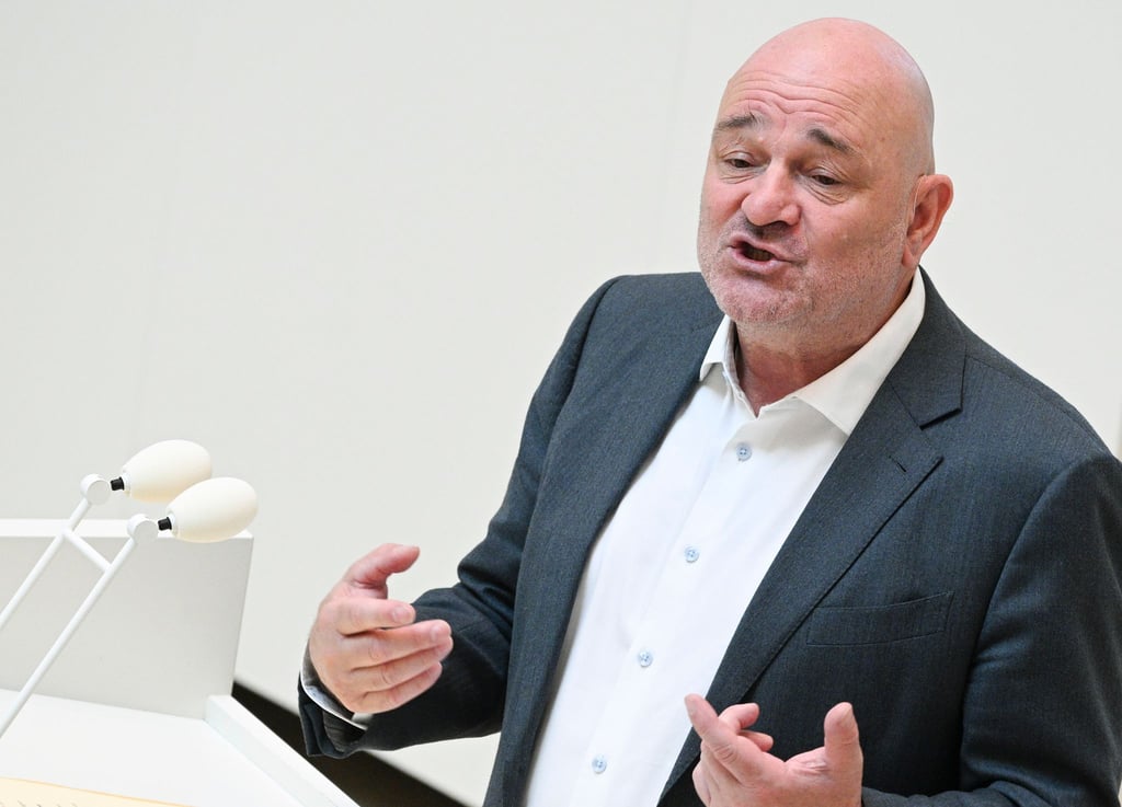 Brandenburgs Finanzminister Robert Crumbach (BSW) verteidigt den Haushalt gegen Kritik.