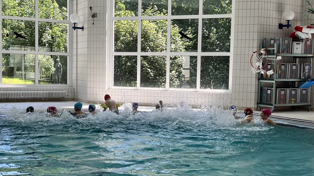 Über Wochen sind Kinder aus der Kita "Harzzwerge" Bad Suderode immer donnerstags im Schwimmbad der Paracelsus-Harzklinik zu Gast gewesen. Hier gab es ein besonderes Angebot – aber auch der Spaß kam nicht zu kurz.