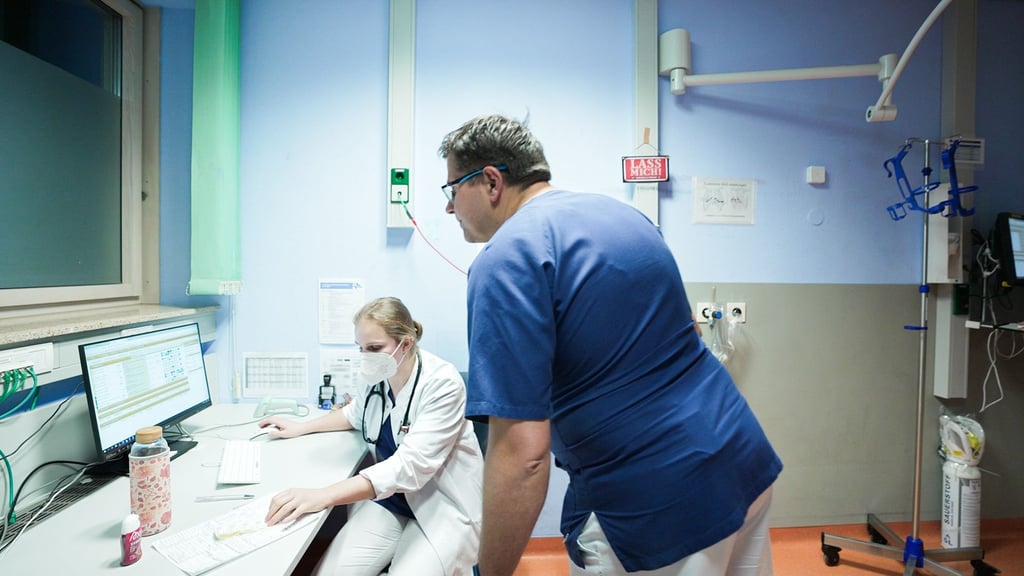 In der Notaufnahme des Klinikums Magdeburg gibt es viel zu tun: Die DMAX-Serie "Notaufnahme: Samstagnacht" liefert Einblicke.