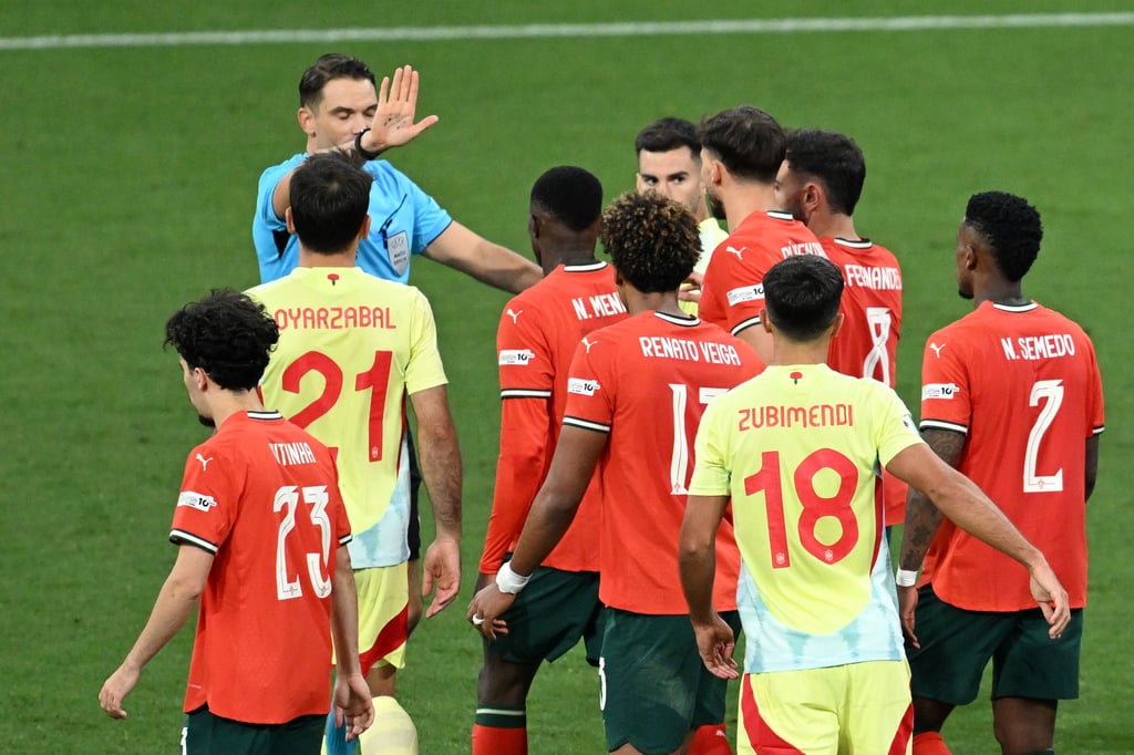 Gute Vorbilder? Zum Beispiel bem Spiel Spanien gegen Portugal in der Nations League haben Spieler beider Mannschaften den Schiedsrichter bedängt - eine alltägliche Szene auf allen Fußballebenen.