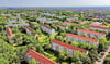 Viele Wohnblöcke in Merseburg hängen am Fernwärmenetz. Die Preiserhöhung für 2025 schlägt daher auch auf die Nebenkosten durch. 
