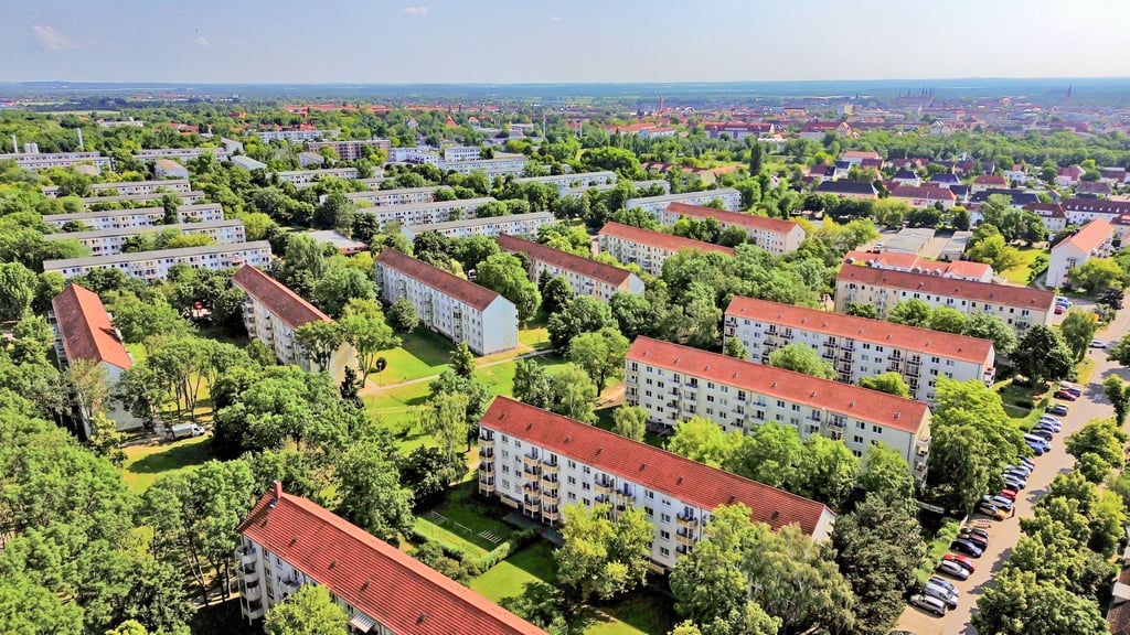 Viele Wohnblöcke in Merseburg hängen am Fernwärmenetz. Die Preiserhöhung für 2025 schlägt daher auch auf die Nebenkosten durch.