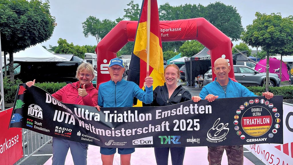 Steffen Fleischer mit seinem „Betreuer-Team“: Tochter Viktoria, Partnerin Christina Röhrborn (l.) und Vereinskamerad Thomas Vetter (r.) im Ziel des Ultra-Triathlon.