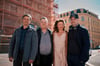 (v.l.): Peter Schneider (Michael Lehmann), Peter Kurth (Henry Koitzsch), Cordelia Wege (Karin Sommer) und Regisseur Thomas Stuber beim Dreh vom neuen Polizeiruf ,,Der Schlüsselmacher (AT)" auf dem Hallmarkt in Halle (Saale). 