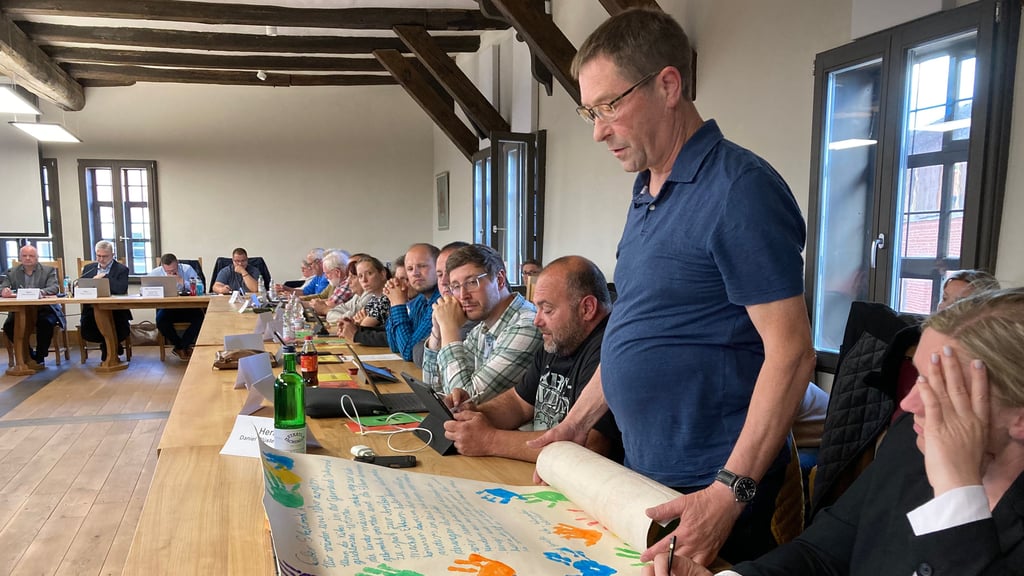 In der Mai-Sitzung des Stadtrats Osterwieck hat Rohrsheims Ortsbürgermeister Hans-Jörg Gifhorn einen Brief der ortsansässigen Kita-Kinder vorgelesen, mit dem sie für den Erhalt ihres Kindergartens kämpfen. Der Schließungsbeschluss steht nun am 26. Juni auf der Tagesordnung.