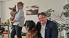 Die französische Bulldogge Bella von Silvia Läseke und der Leonberger Theo von Magdeburgs Ordnungs- und Personalbeigeordnetem Ronni Krug sind zwei von bisher 15 Bürohunden in den Ämtern der Stadt. 