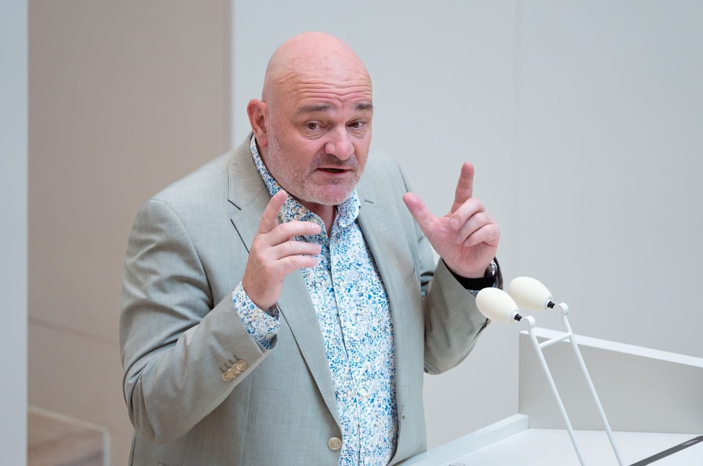 Finanzminister Robert Crumbach (BSW) begründete die Sparpläne mit der Wirtschaftskrise. (Archivbild)