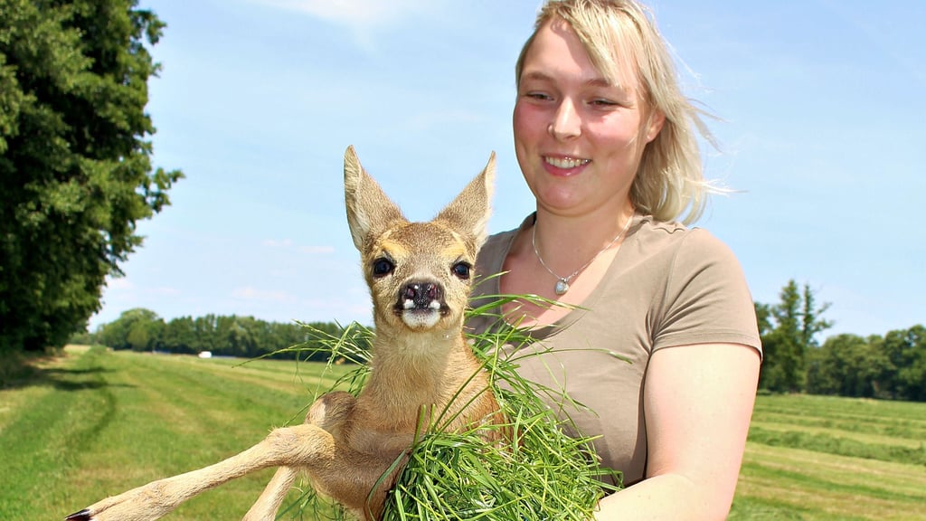Studentin Annabell Wolf unterstützt die Rettung der Rehkitze ehrenamtlich.