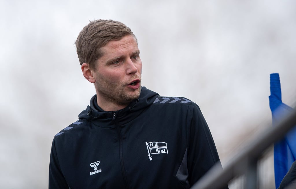 Hier noch in der Jacke seines früheren Arbeitsgebers: Robert Schröder soll den HFC wieder in die dritte Liga führen.