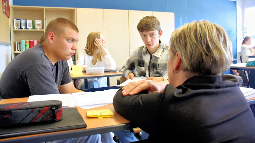 Philipp Fabel und Henning Helmke (links) lassen sich beim Projekt zur Berufsorientierung an ihrer Sekundarschule in Osterburg beraten, wie sie ihren Traumjob kriegen.
