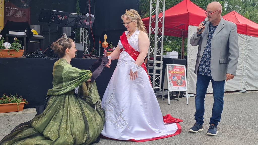 Highlight vor der Bühne des Harzkristall-Showgartens: Die Lauschaer Glasprinzessin Rachel van Liere (links) überreicht der ersten Harzer Kristallkönigin Nadine Försterling das gläserne Zepter - moderiert von Lutz-Michael Stahl.