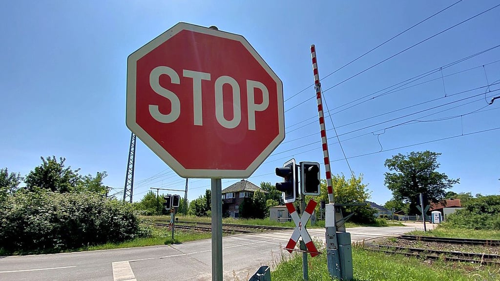 Dieser Bahnübergang in Osterburg wird in den Sommermonaten erneuert und dafür gesperrt.