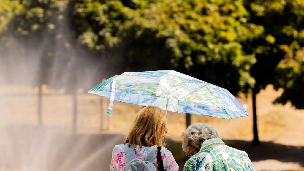 Aufmerksamkeit ist wichtig: Ältere und pflegebedürftige Menschen sind bei Hitze besonders gefährdet.