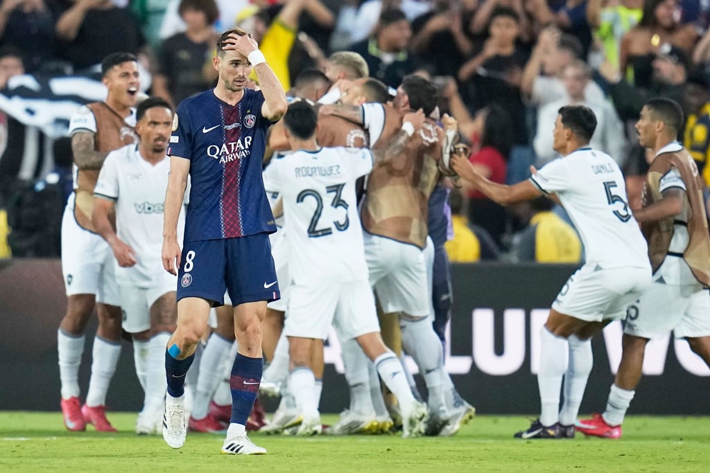 Paris Saint-Germain, hier mit Fabián Ruiz, verlor sensationell mit 0:1 gegen den brasilianischen Vertreter Botafogo.