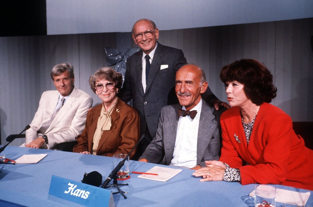 Quizmaster Robert Lembke (stehend) 1988 mit seinem Rateteam (von links nach rechts): Guido Baumann, Annette von Arentin, Hans Sachs und Marianne Koch.