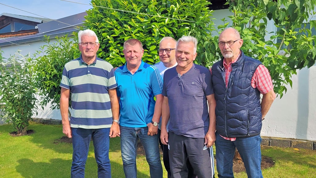 Die ehemaligen Spieler der BSG Stahl Walzwerk Hettstedt von links: Lothar Kniestedt, Roland Gabrowitsch, Torsten Göse, Horst Heißler und Rüdiger Holzmann trafen sich jüngst, um in den Erinnerungen von damals zu schwelgen.