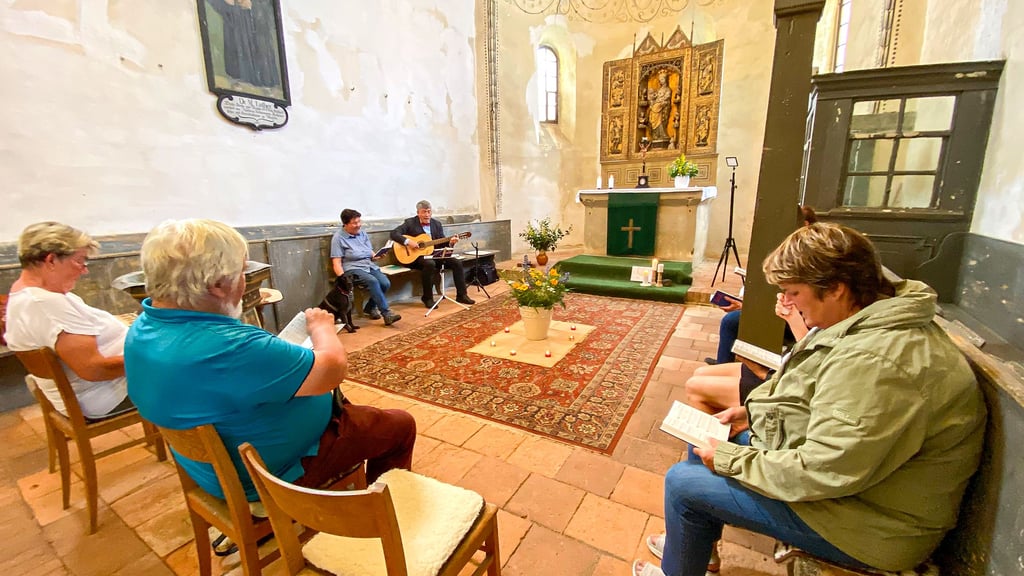 Friedrich Kramer, Landesbischof der Evangelischen Kirche Mitteldeutschlands, hält in Löben eine Andacht – mit Liedern zur Gitarre.