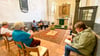 Friedrich Kramer, Landesbischof der Evangelischen Kirche Mitteldeutschlands, hält in Löben eine Andacht – mit Liedern zur Gitarre. 