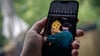 Harmlose Szenen, großer Schaden: Aus Fotos können durch KI manipulierte Darstellungen werden, trotz Smiley über dem Gesicht.