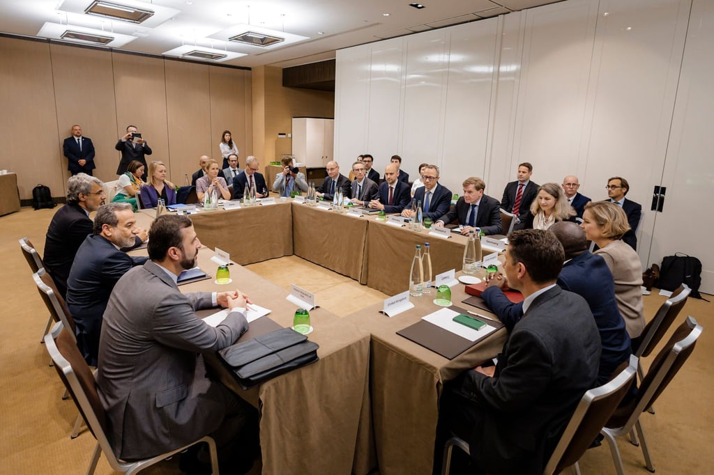 Die Außenminister von Deutschland, Frankreich und Großbritannien verhandeln in Genf mit ihrem iranischen Kollegen Abbas Araghtschi über eine diplomatische Lösung im Atomkonflikt mit Teheran.