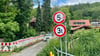 Die Hasenwinkel-Brücke in Wernigerode musste 2022 schon gesperrt werden, da sie statisch nicht mehr sicher ist. Nach einer notdürftigen Abstützung dürfen Autos im Schritttempo über den Überweg der Holtemme fahren.