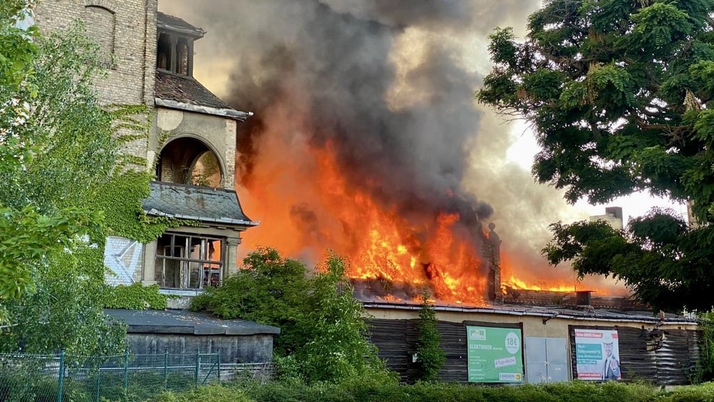 Das Gebäude in der Berliner Straße steht im Vollbrand.