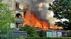 Das Gebäude in der Berliner Straße steht im Vollbrand.