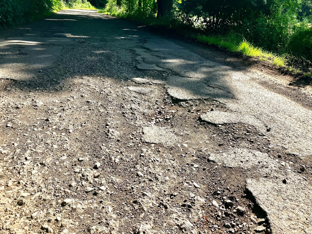 Die Straße zu den Hotels im Selketal hat viele Schlaglöcher. Eine Sanierung ist seit Jahren geplant.