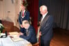 Fasch-Preisträger Paul Dombrecht aus Belgien trägt sich im Beisein des Bürgermeisters  und des Vorsitzenden des Stadtrates, Helmut Seidler (rechts), ins Ehrenbuch der Stadt Zerbst ein.