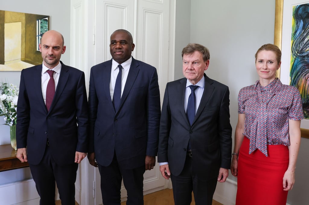 Eine Woche nach Kriegsbeginn bemühen sich Außenminister Johann Wadephul (CDU), seine Kollegen aus Frankreich und Großbritannien sowie die EU-Außenbeauftragte Kaja Kallas bei einem Treffen mit dem iranischen Außenminister um Deeskalation.