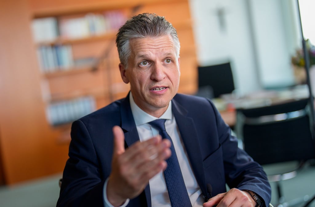 Kanzleramtschef Frei kann sich nur schwer vorstellen, dass Freiwilligkeit reicht, um die Bundeswehr ausreichend zu vergrößern.