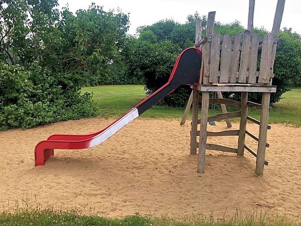 Unbekannte haben die Rutsche sowie weitere Geräte des Naumburger Spielplatzes am Auenblick beschmiert.
