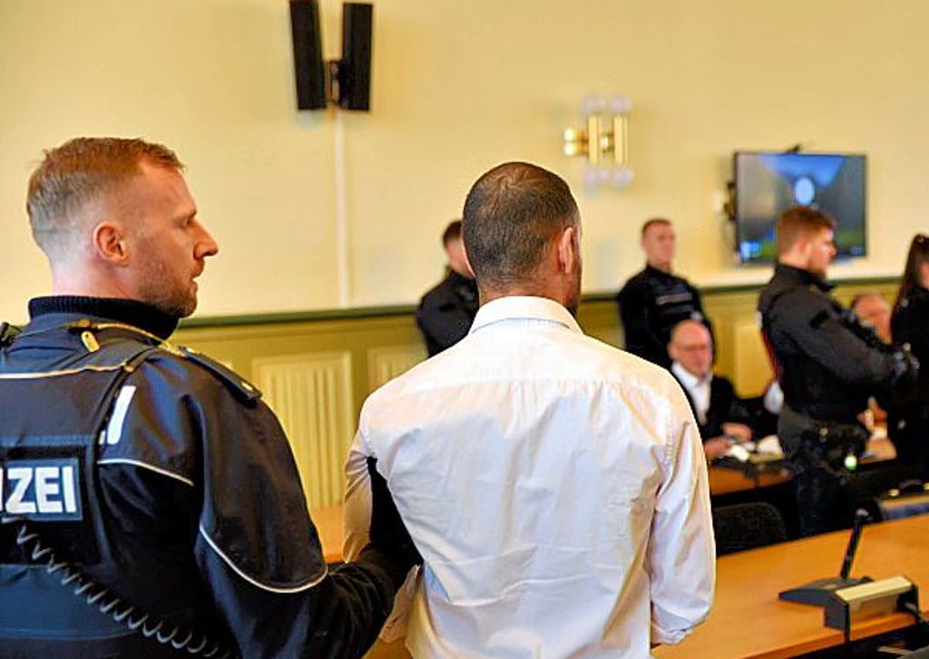 Ein 26-jähriger Mann gilt im Prozess um die Messerattacke von Burg, bei der ein Mann auf offener Straße verstorben ist, als Hauptbeschuldigter.