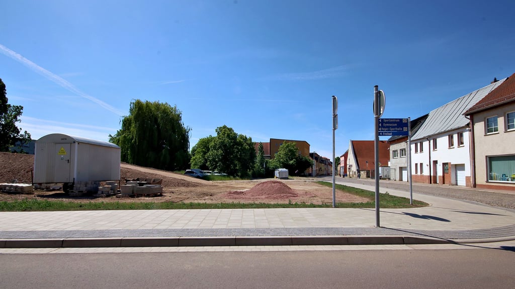 An der Ecke zur Großen Angergasse soll in Zukunft ein neuer Park für die Bürger entstehen. Die Calbenser Stadträte haben sich bei der Gestaltung nun festgelegt.