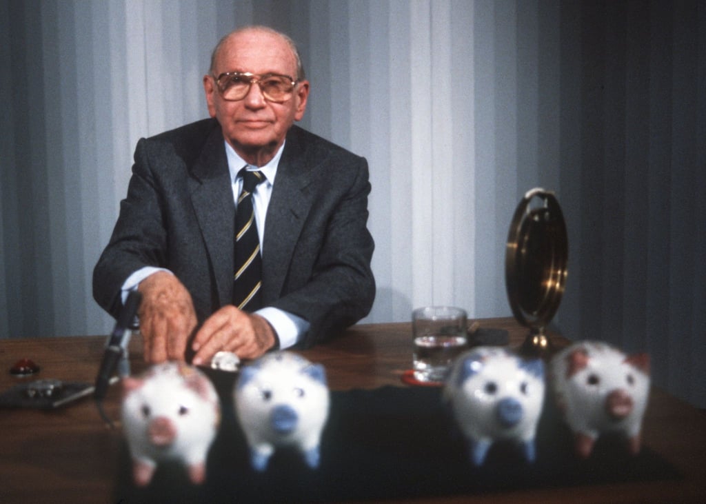 „Welches Schweinderl hätten Sie denn gern?“: Quizmaster Robert Lembke 1985 mit den berühmten „Was bin ich?“-Sparschweinen.