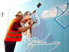 Graffiti-Sprayer Max Robra ist seinerseits begeistert, die oft öden und furchteinflößenden Tunnel in farbenfrohe Kunstwerke zu verwandeln, passend zur Stadt.