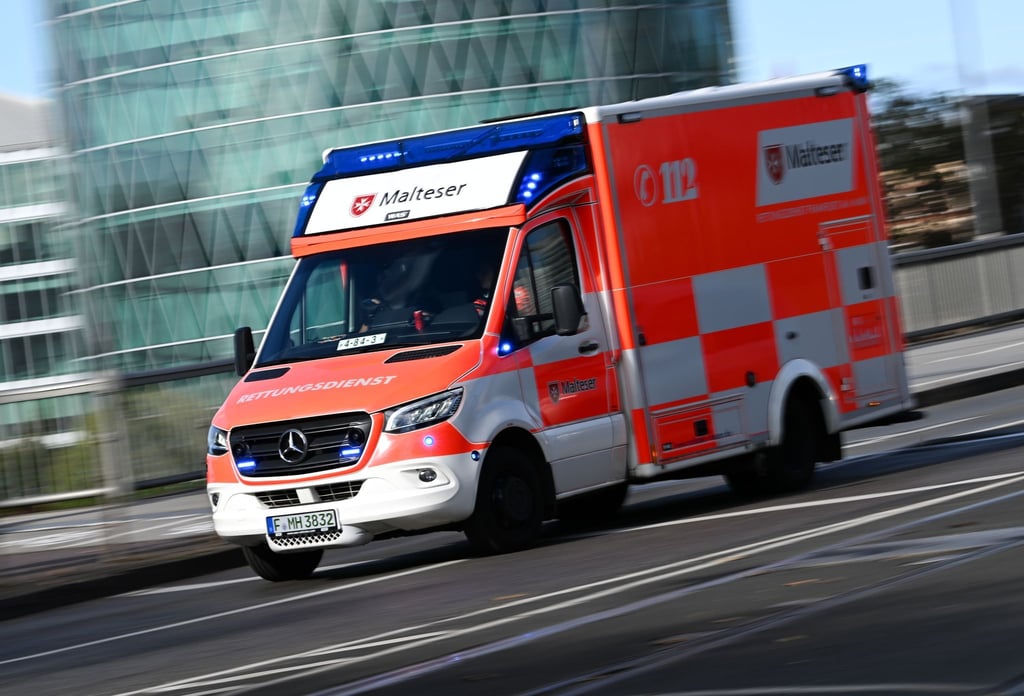 Rettungskräfte bringen das schwer verletzte Kind in eine Klinik. (Symbolbild)