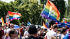 Hunderte Menschen ziehen am Samstagnachmittag für Vielfalt und Toleranz durch Marzahn.
