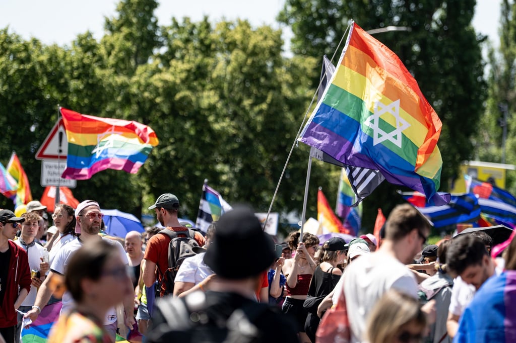 Hunderte Menschen ziehen am Samstagnachmittag für Vielfalt und Toleranz durch Marzahn.