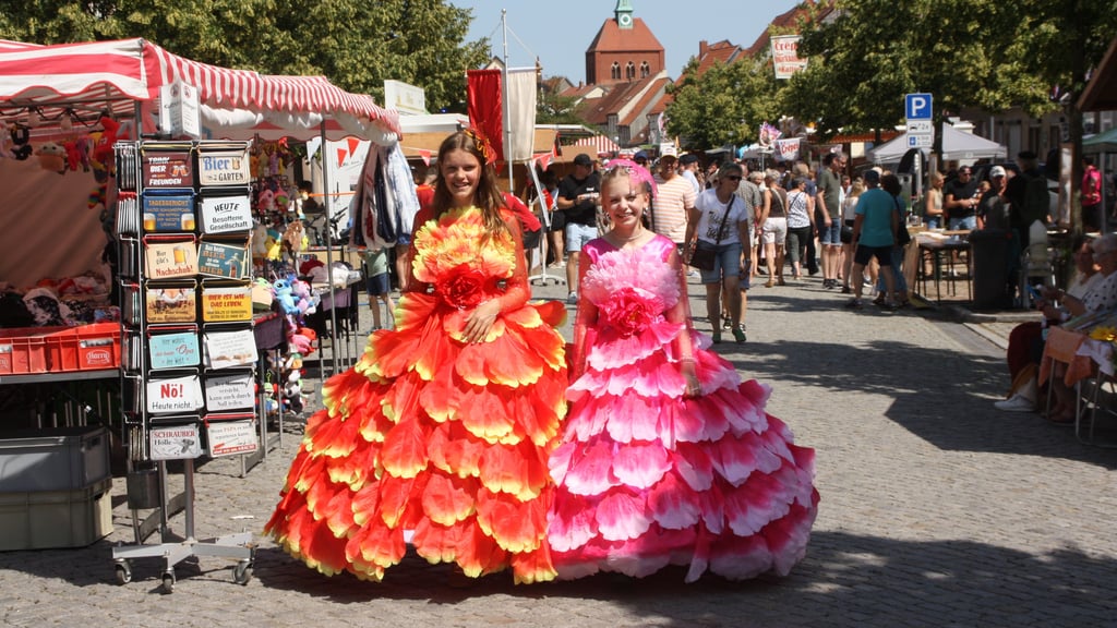 Emma (rechts) und Emelie aus Heeren verzaubern die Festbesucher als Feen.