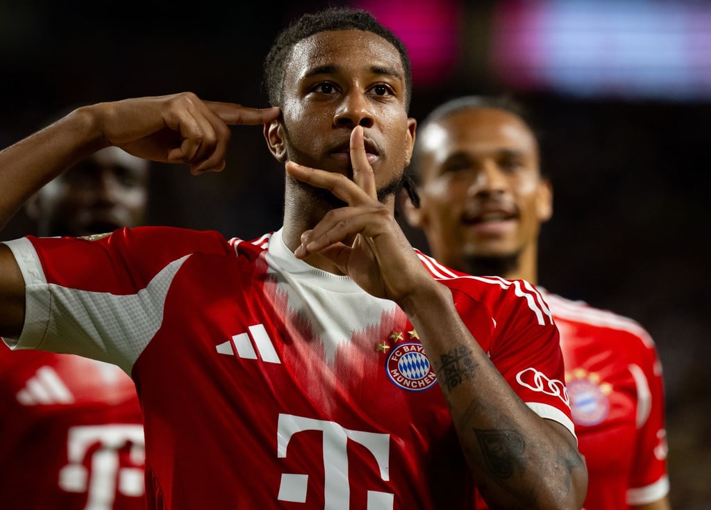 Matchwinner Michael Olise jubelt nach seinem Siegtor auf seine ganz eigene Art.